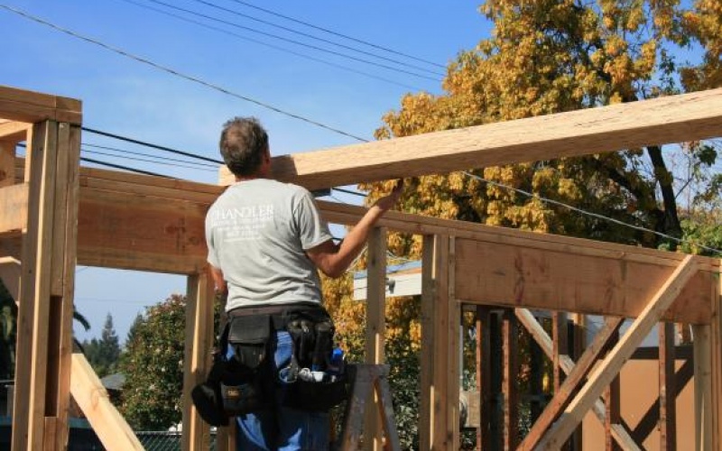 Putting up the first support beams.